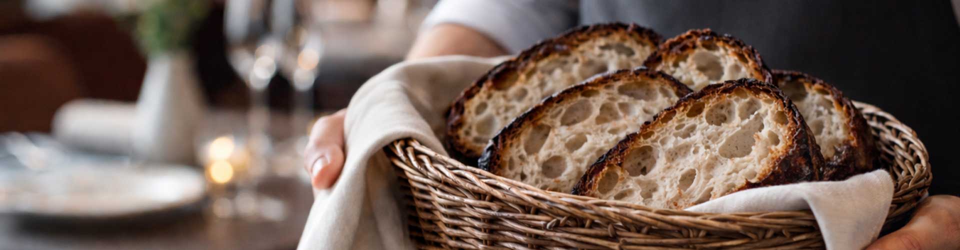 Sylter Brot von Jochen Gaues in Scheiben mit dunkler Kruste und grober Krume, serviert im Brotkorb in der Gastronomie