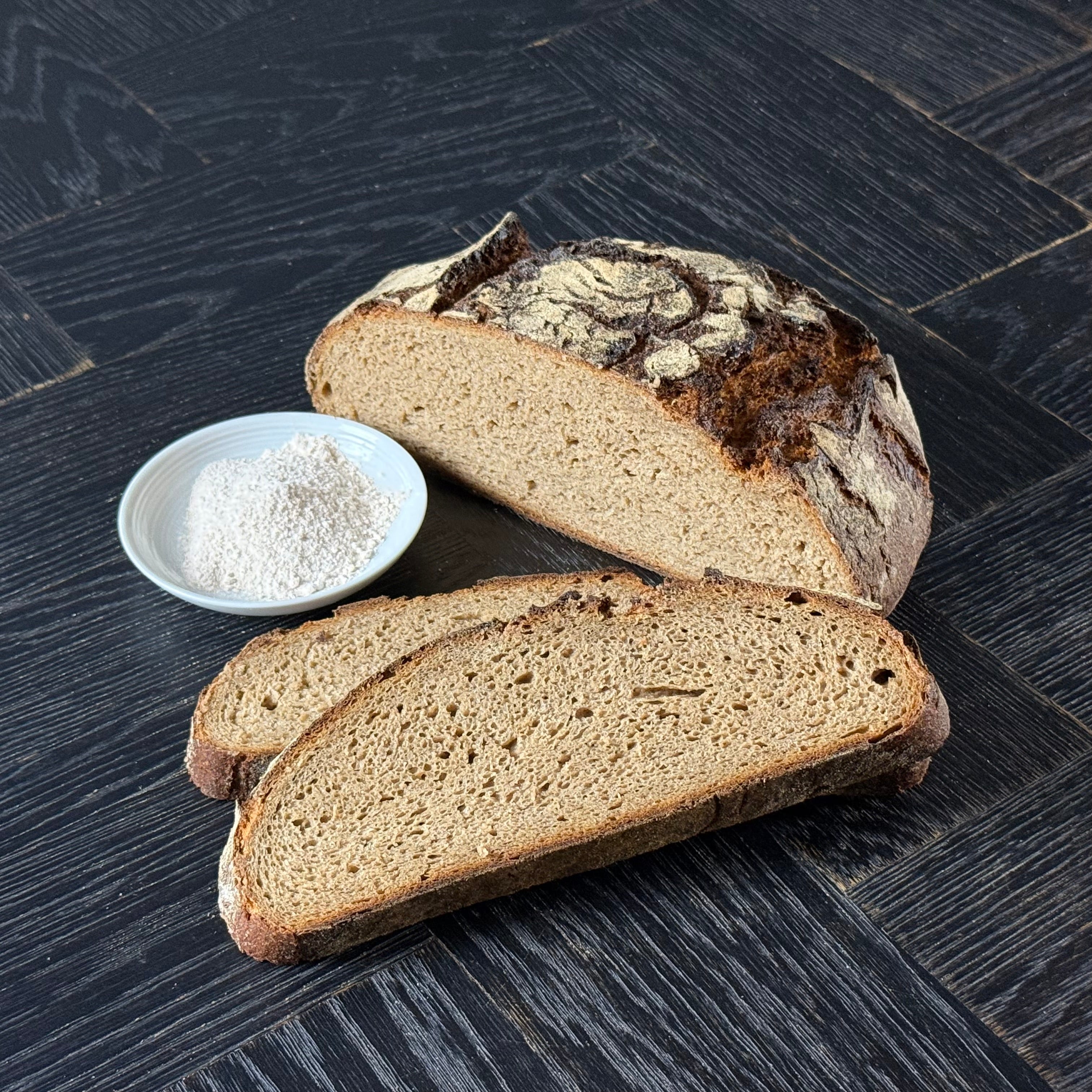 Aufgeschnittenes Jochen Gaues Bauernbrot mit saftiger Krume und kräftiger dunkler Kruste