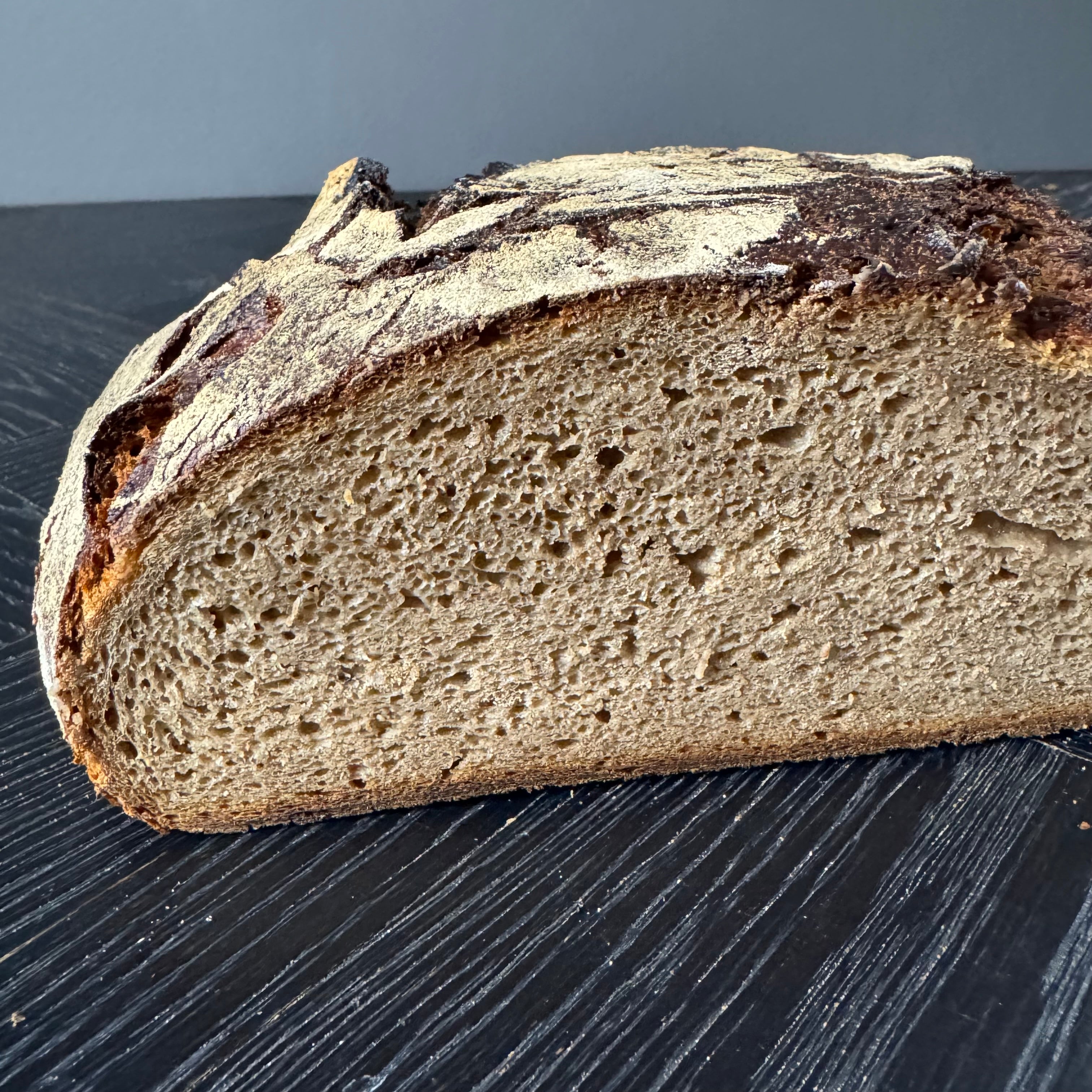 Gaues Bauernbrot mit besonders kräftiger dunkler knuspriger Kruste und rustikaler Oberfläche