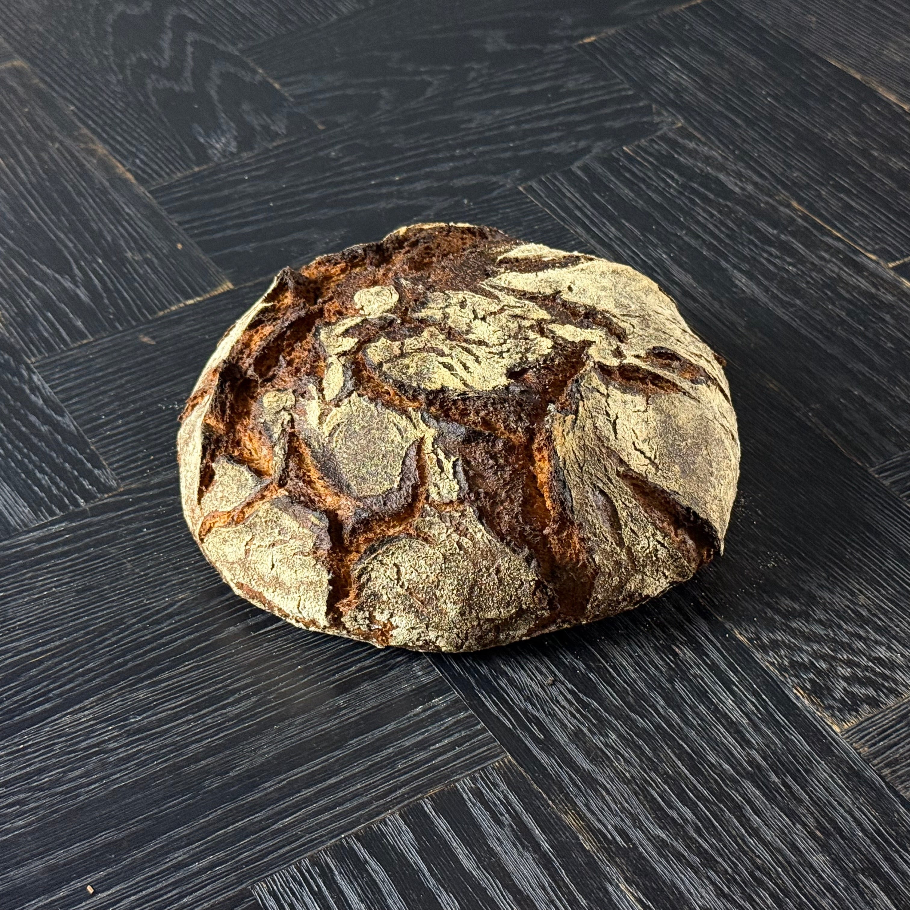 Bauernbrot von Jochen Gaues als rustikaler Laib mit dunkler knuspriger Kruste