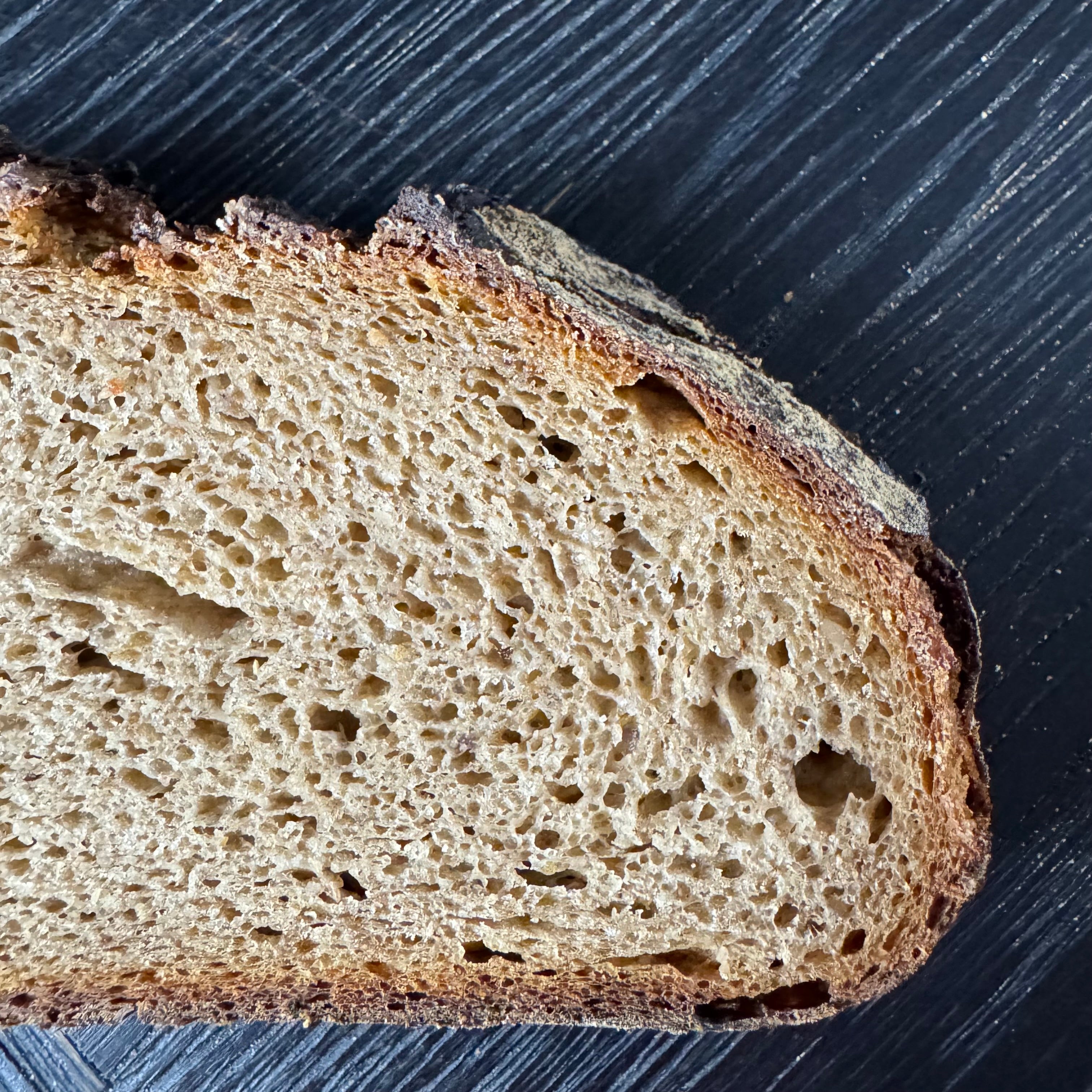 Detailaufnahme vom Gaues Bauernbrot mit unregelmäßiger Porung und rustikaler Krume