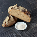 Bauernbrot von Jochen Gaues als rustikaler Laib mit unregelmäßiger Form und traditioneller Optik