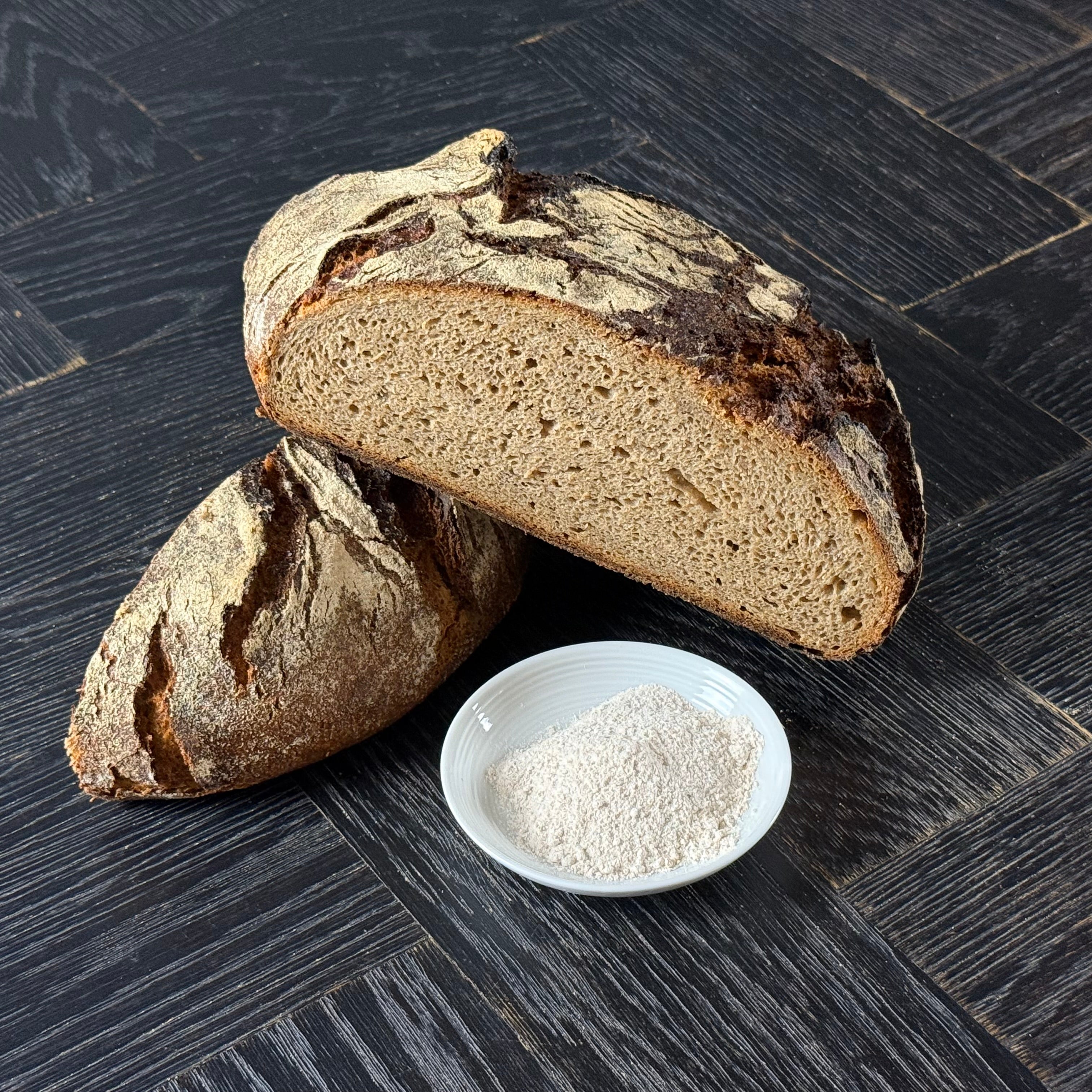 Bauernbrot von Jochen Gaues als rustikaler Laib mit unregelmäßiger Form und traditioneller Optik