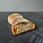 Jochen Gaues Bürli mit besonders dunkler knuspriger Kruste und rustikaler Oberfläche