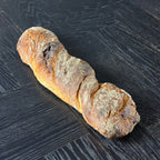 Bürli von Jochen Gaues als längliches Stangenbrot mit rustikaler Kruste