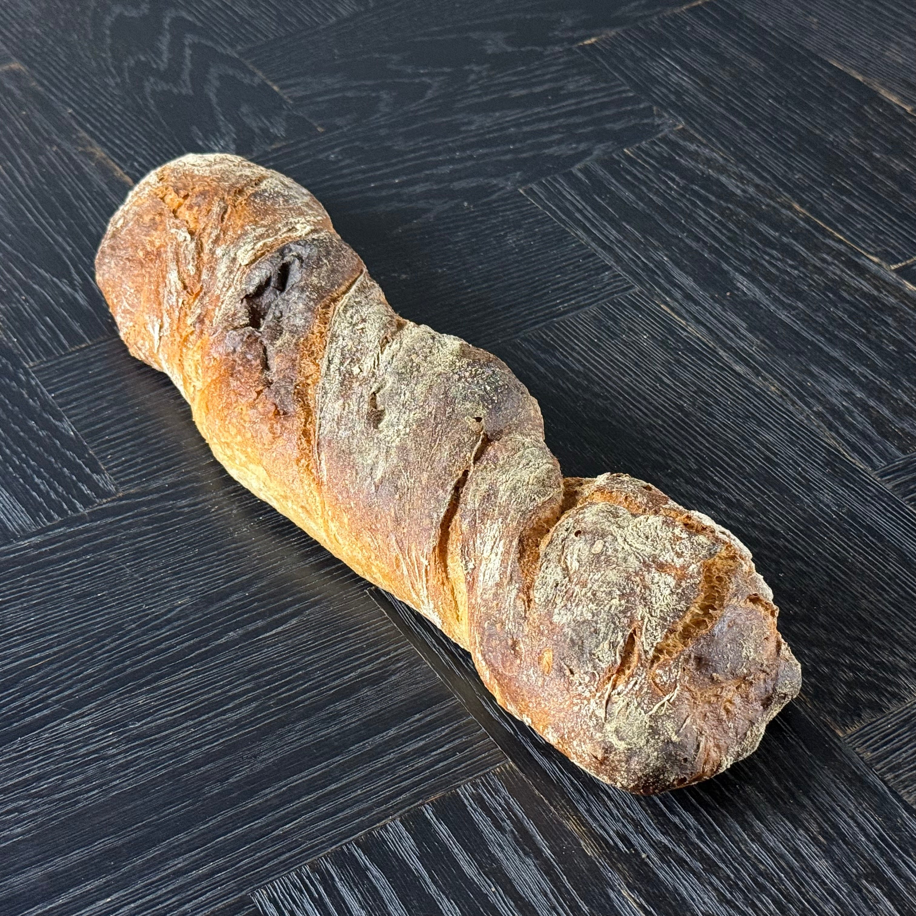 Bürli von Jochen Gaues als längliches Stangenbrot mit rustikaler Kruste