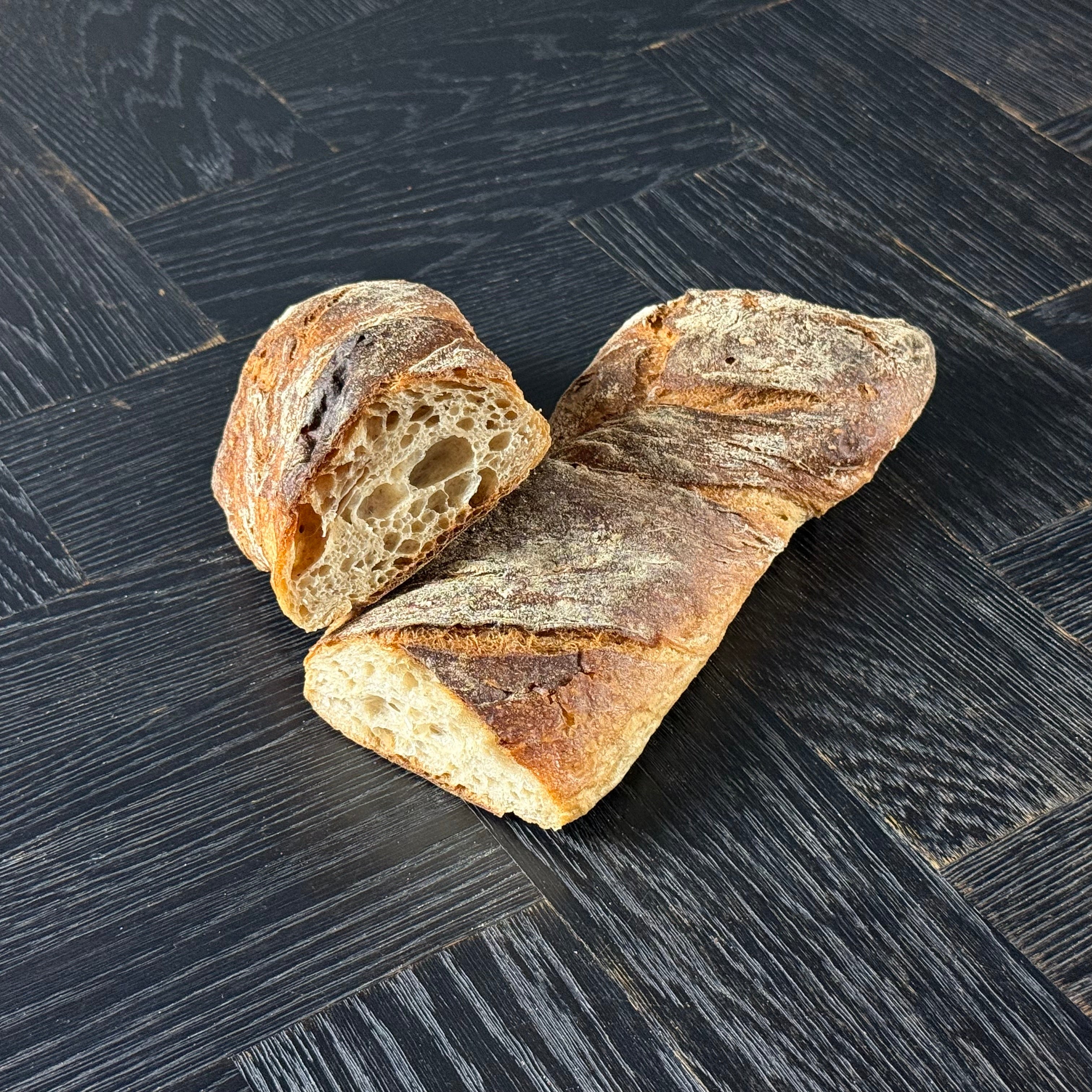 Bürli von Jochen Gaues als längliches rustikales Stangenbrot mit unregelmäßiger Form