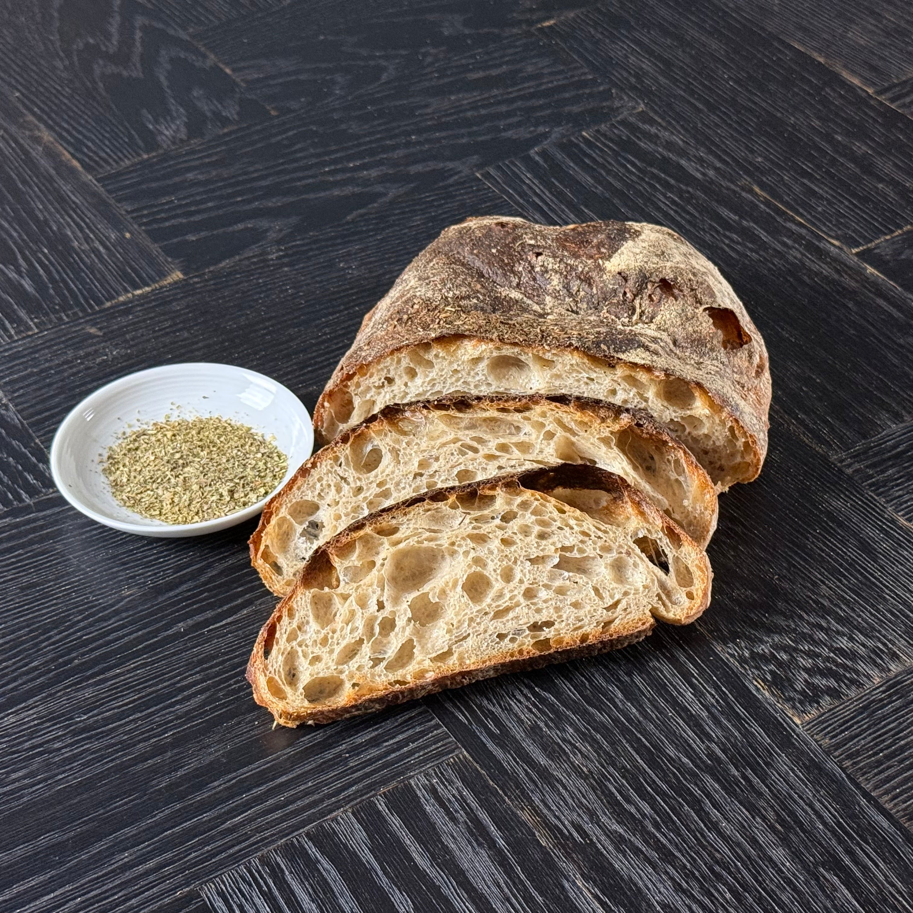 Aufgeschnittenes Jochen Gaues Ciabatta Natur mit luftiger Krume und feinen Kräutern der Provence im Teig