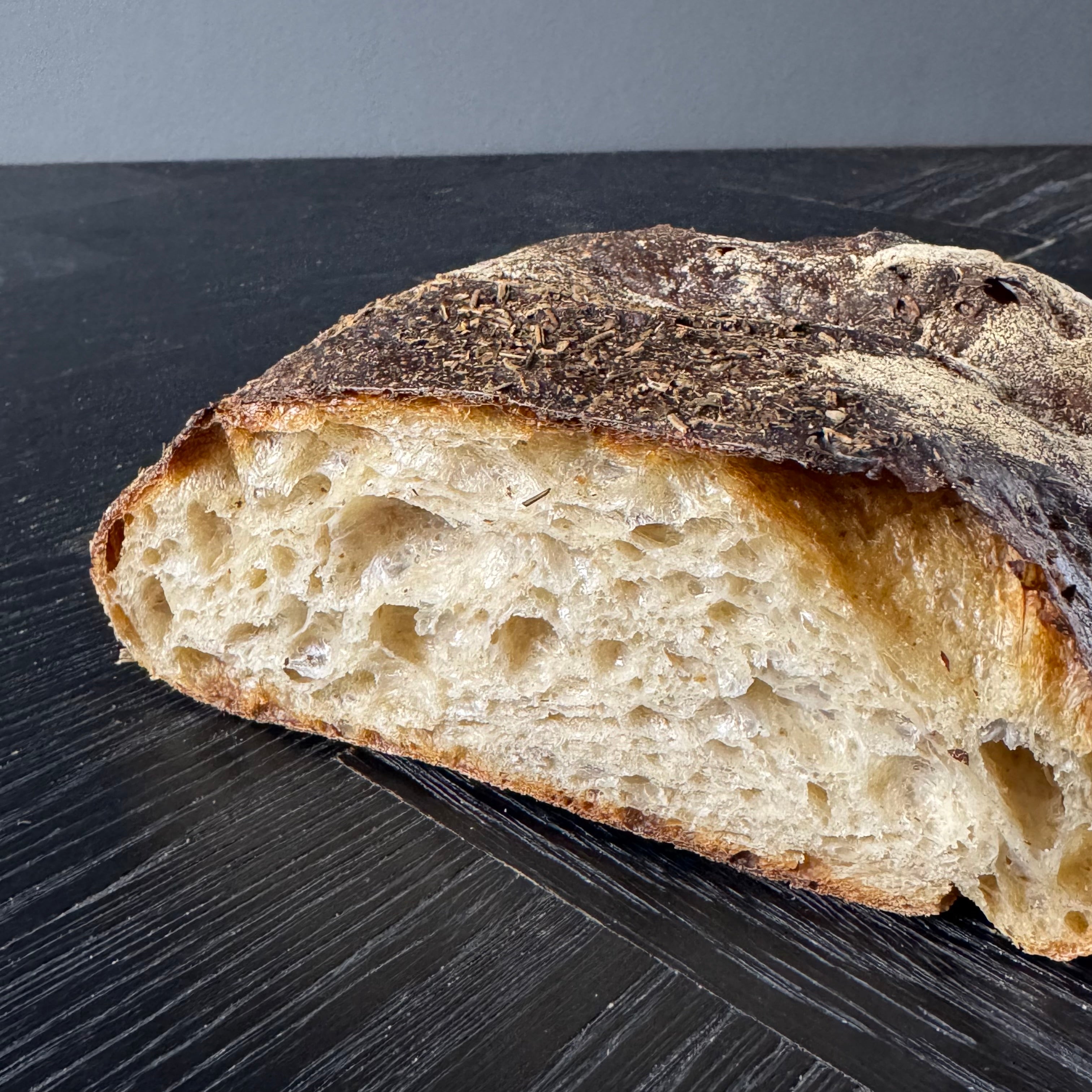 Ciabatta Natur mit sichtbaren Kräutern der Provence im Teig, mediterran und handwerklich gebacken von Jochen Gaues
