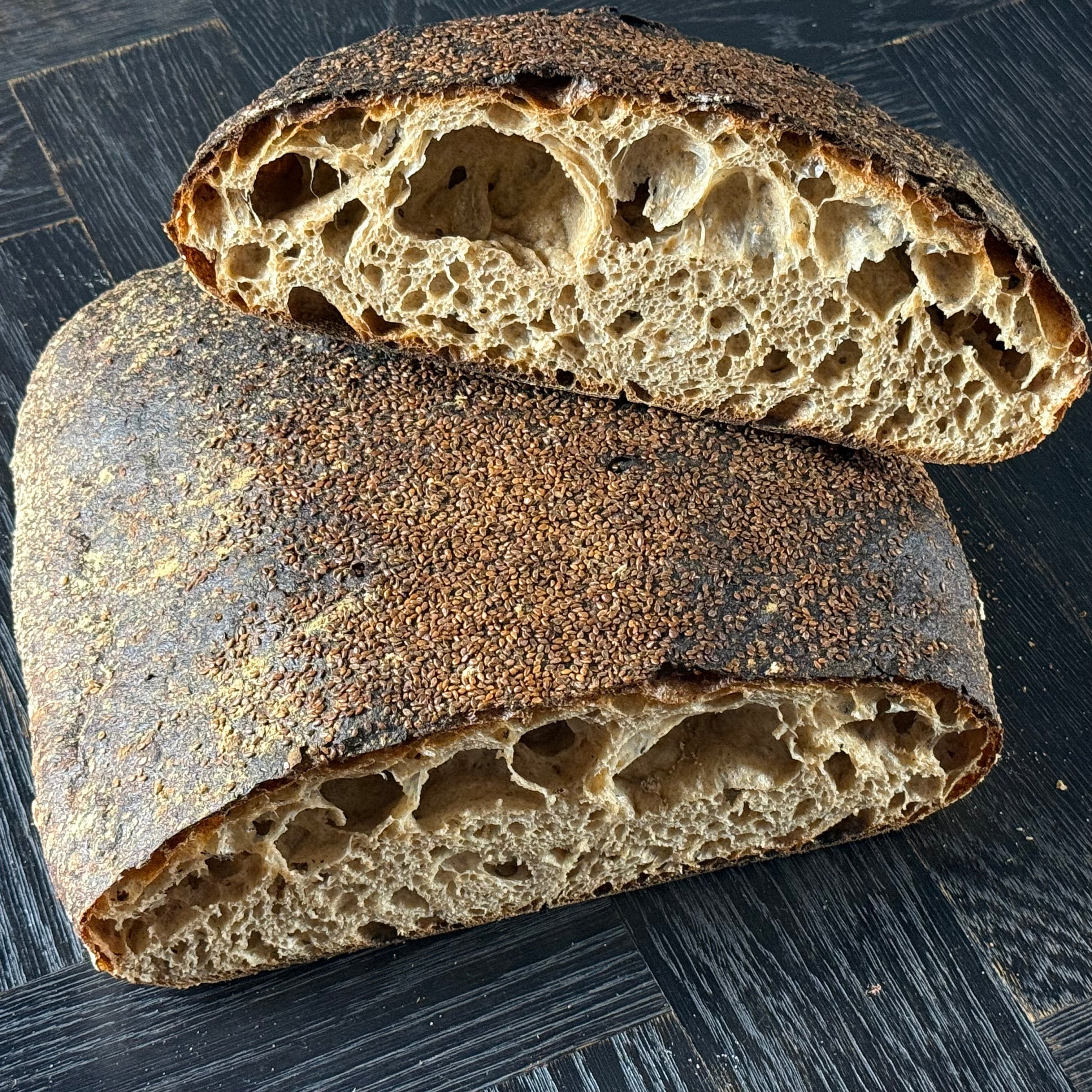 Jochen Gaues Dinkel Sylter 2 kg mit knuspriger goldbrauner Kruste und rustikaler Oberfläche