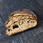 Aufgeschnittenes Gaues Dinkel Sylter mit luftiger Krume und kräftiger Kruste, gebacken aus Dinkelmehl