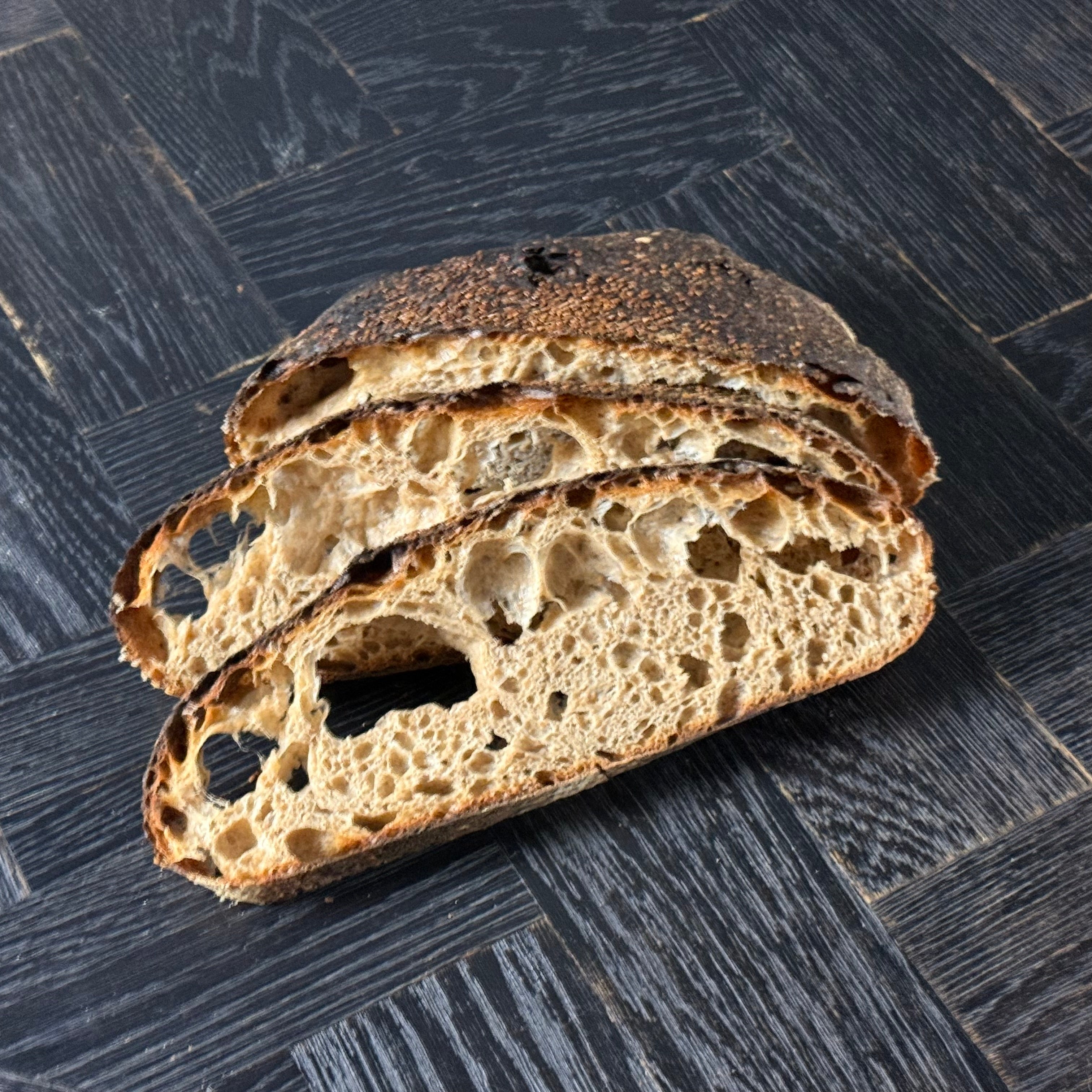 Aufgeschnittenes Gaues Dinkel Sylter mit luftiger Krume und kräftiger Kruste, gebacken aus Dinkelmehl