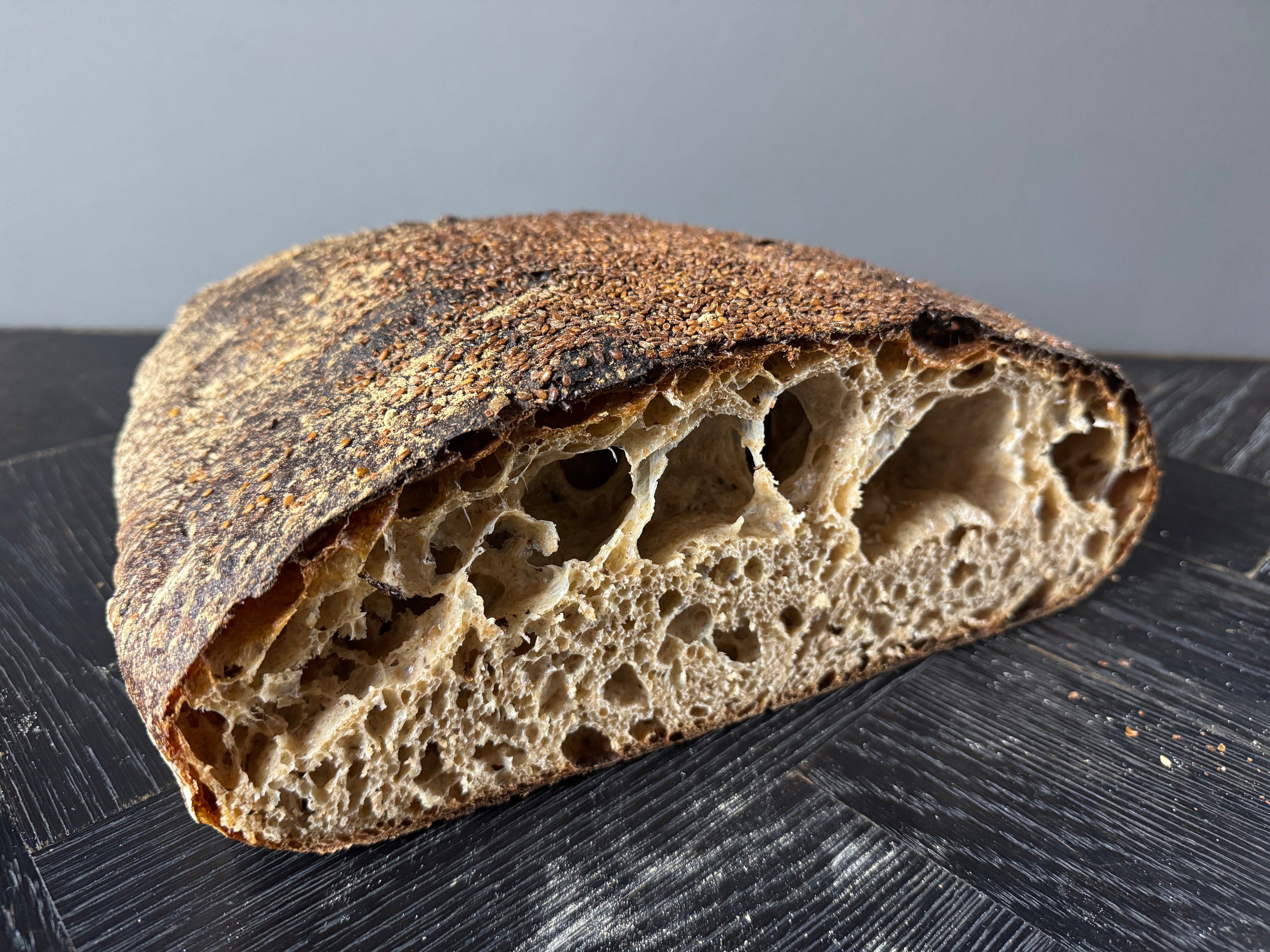 Detailaufnahme Dinkel Sylter mit grober Porung und luftiger Krume, handwerklich gebacken