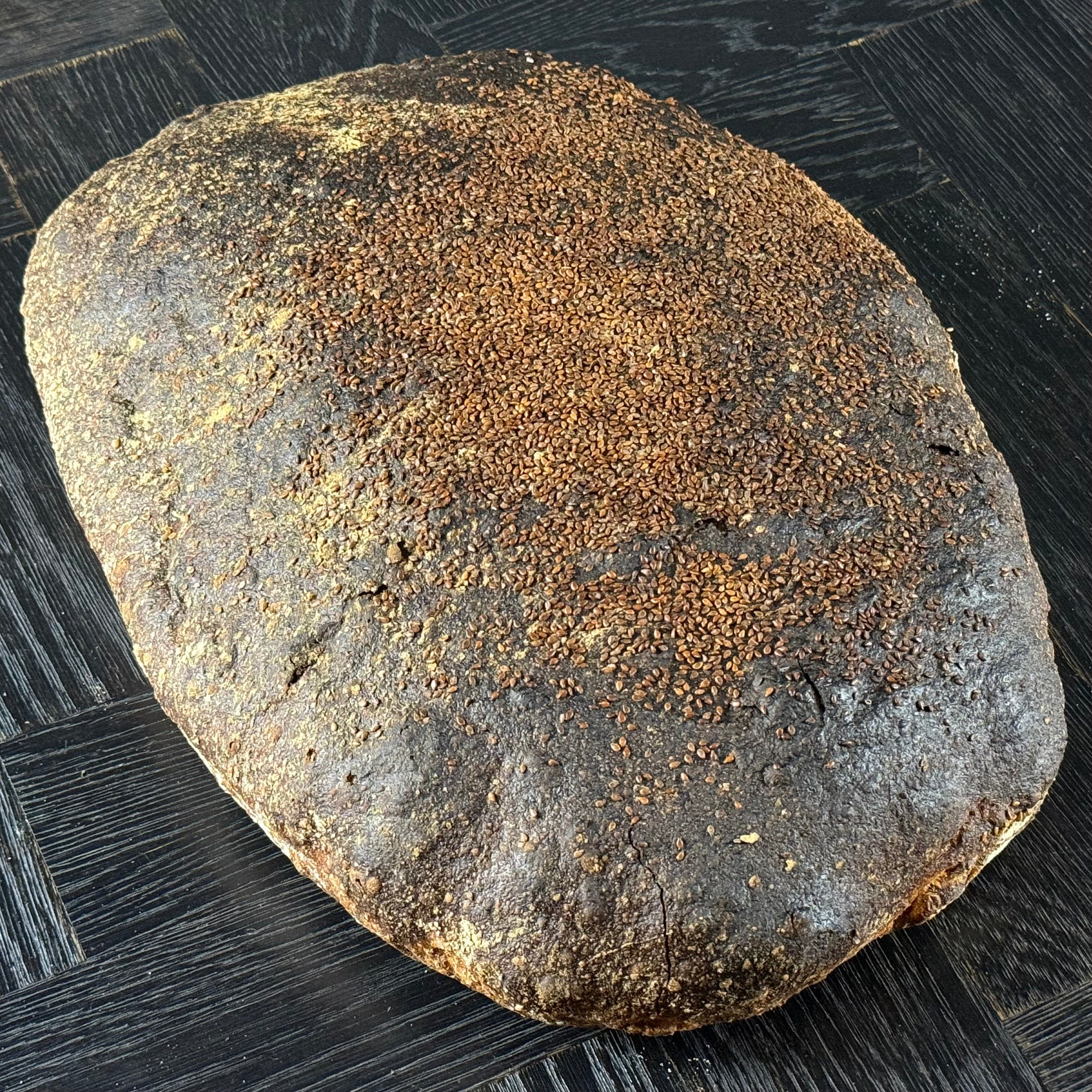 Großer 2kg Laib Dinkel Sylter Brot von Jochen Gaues mit krosser dunkel gebackener Kruste