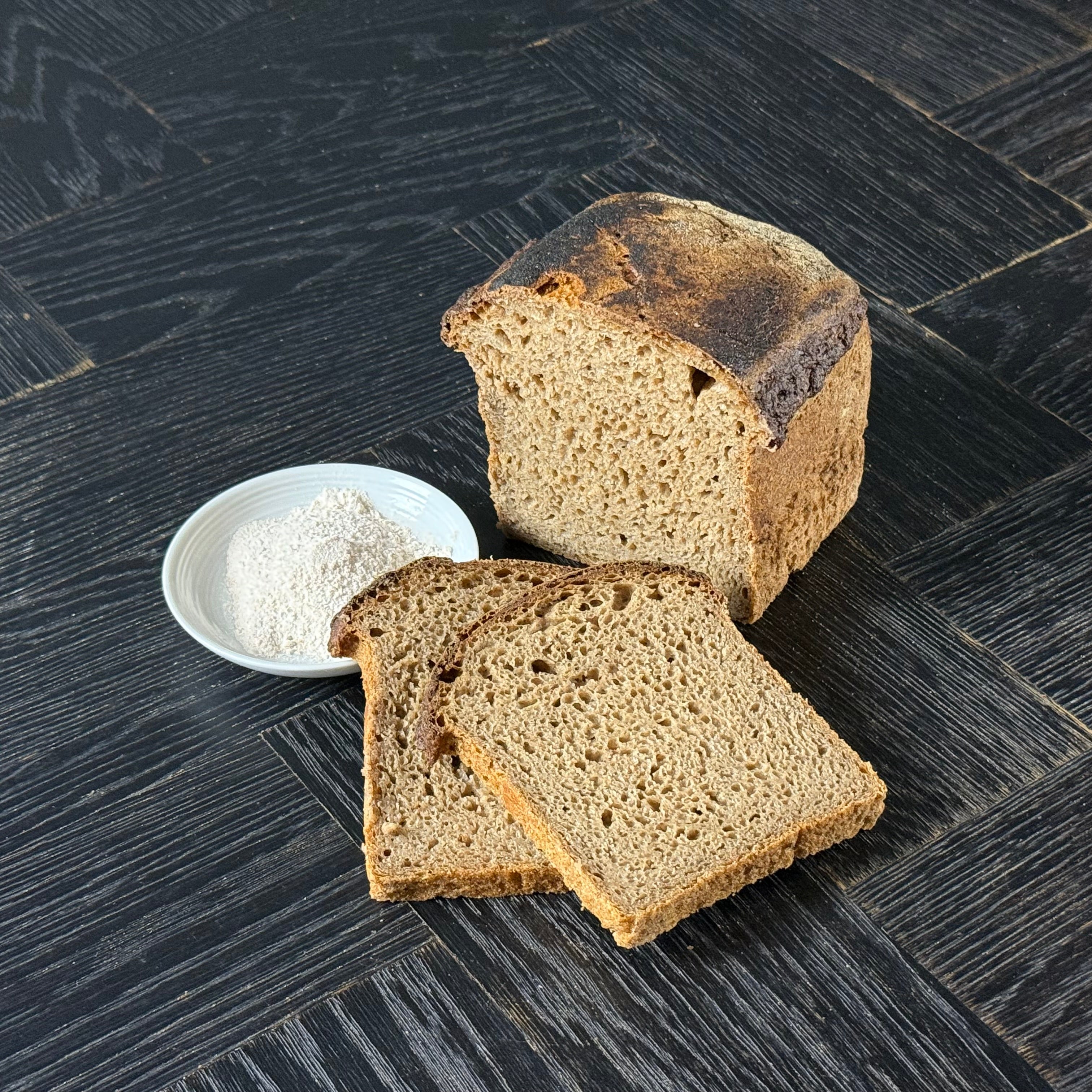Aufgeschnittenes Gersterbrot von Gaues mit saftiger Krume und kräftiger gerösteter Kruste