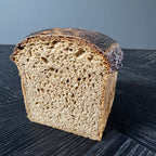 Gersterbrot von Jochen Gaues mit stark gerösteter dunkler Kruste und charakteristischer Oberfläche