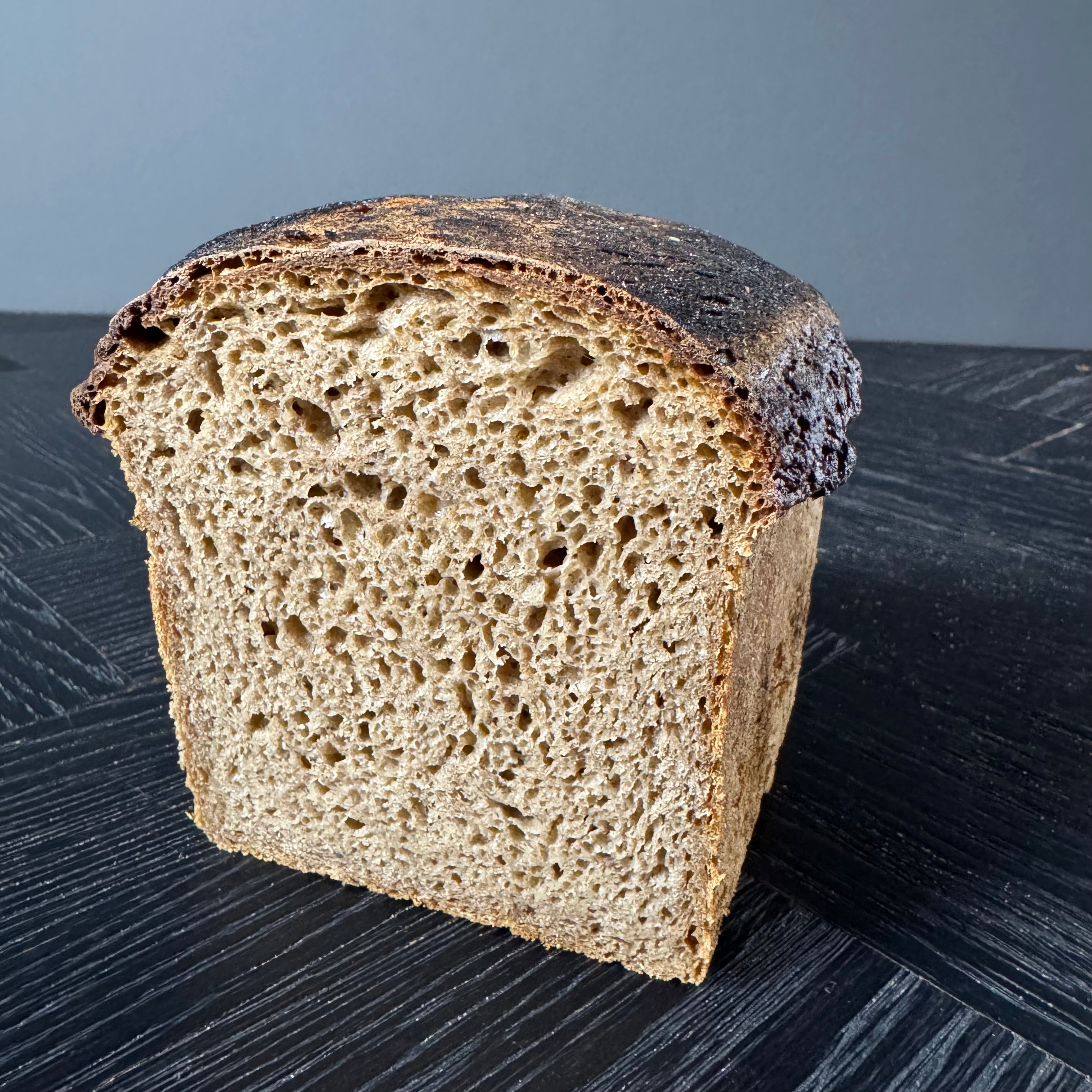 Gersterbrot von Jochen Gaues mit stark gerösteter dunkler Kruste und charakteristischer Oberfläche