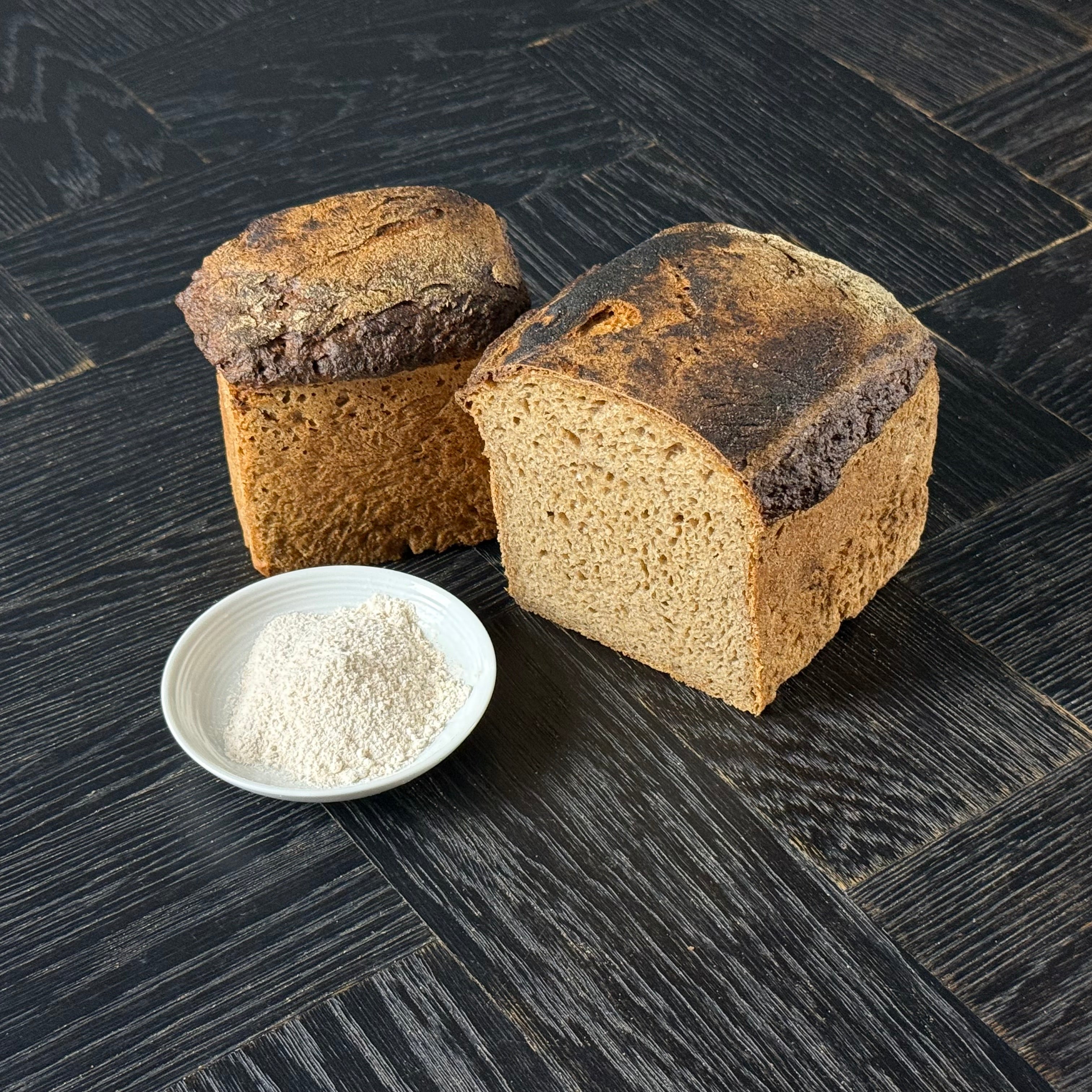 Gersterbrot von Jochen Gaues als rustikaler Laib mit dunkel gerösteter Kruste