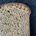 Detailaufnahme von Jochen Gaues Gersterbrot mit rustikaler Porung und saftiger Krume, handwerklich gebacken