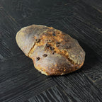 Oliven Ciabatta von Jochen Gaues als ganzer Laib mit knuspriger Kruste und mediterranen Oliven