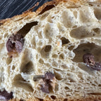 Gaues Oliven Ciabatta mit schwarzen Kalamata Oliven im Teig, mediterran gebacken