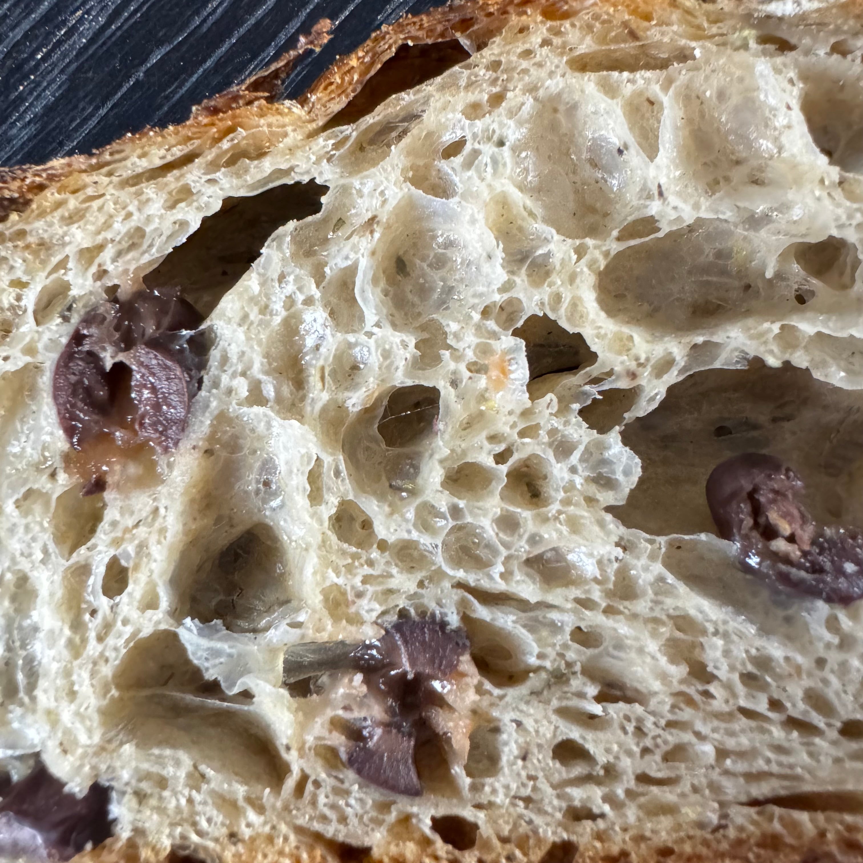 Gaues Oliven Ciabatta mit schwarzen Kalamata Oliven im Teig, mediterran gebacken