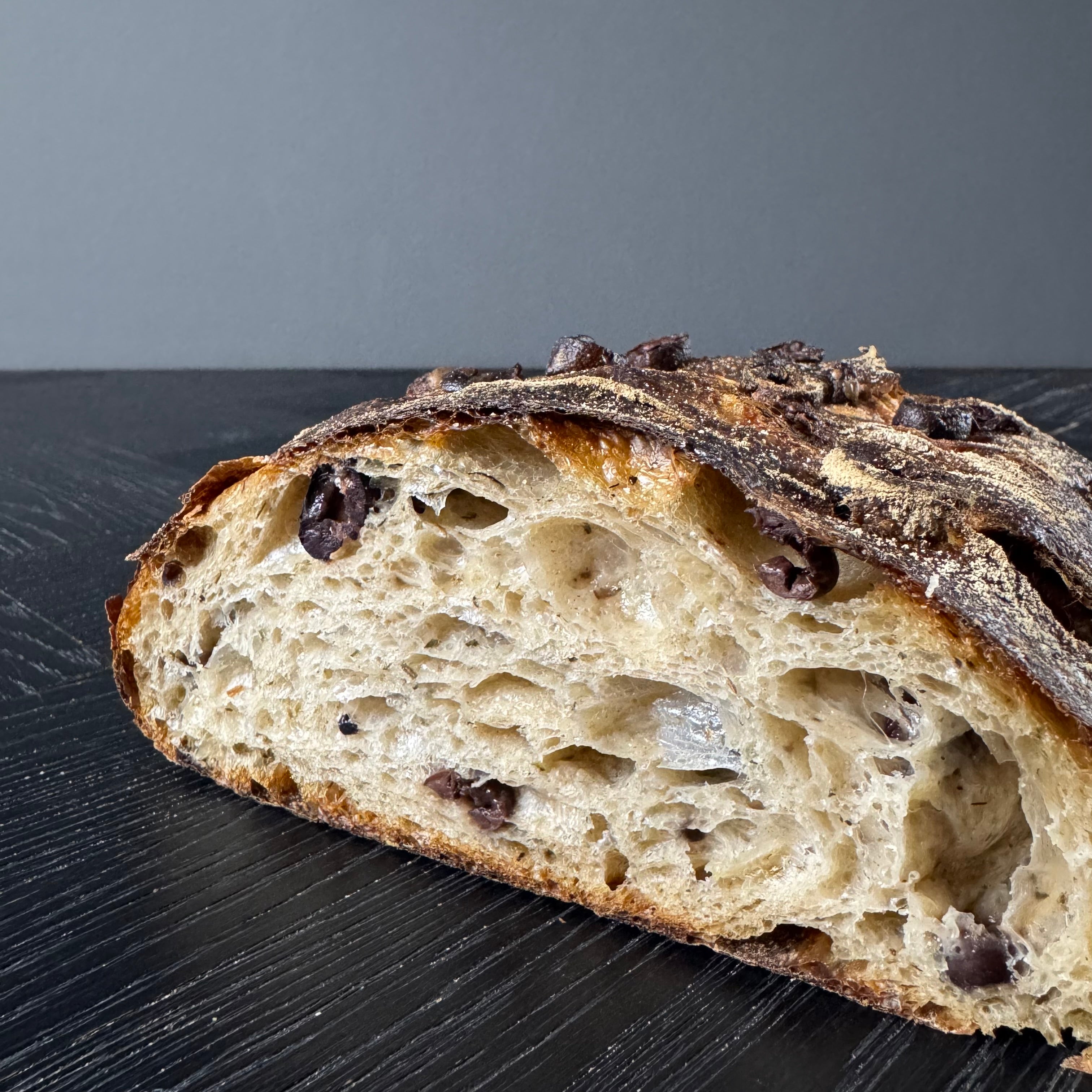 Detailaufnahme Gaues Oliven Ciabatta mit grober Porung und saftiger Krume, handwerklich gebacken
