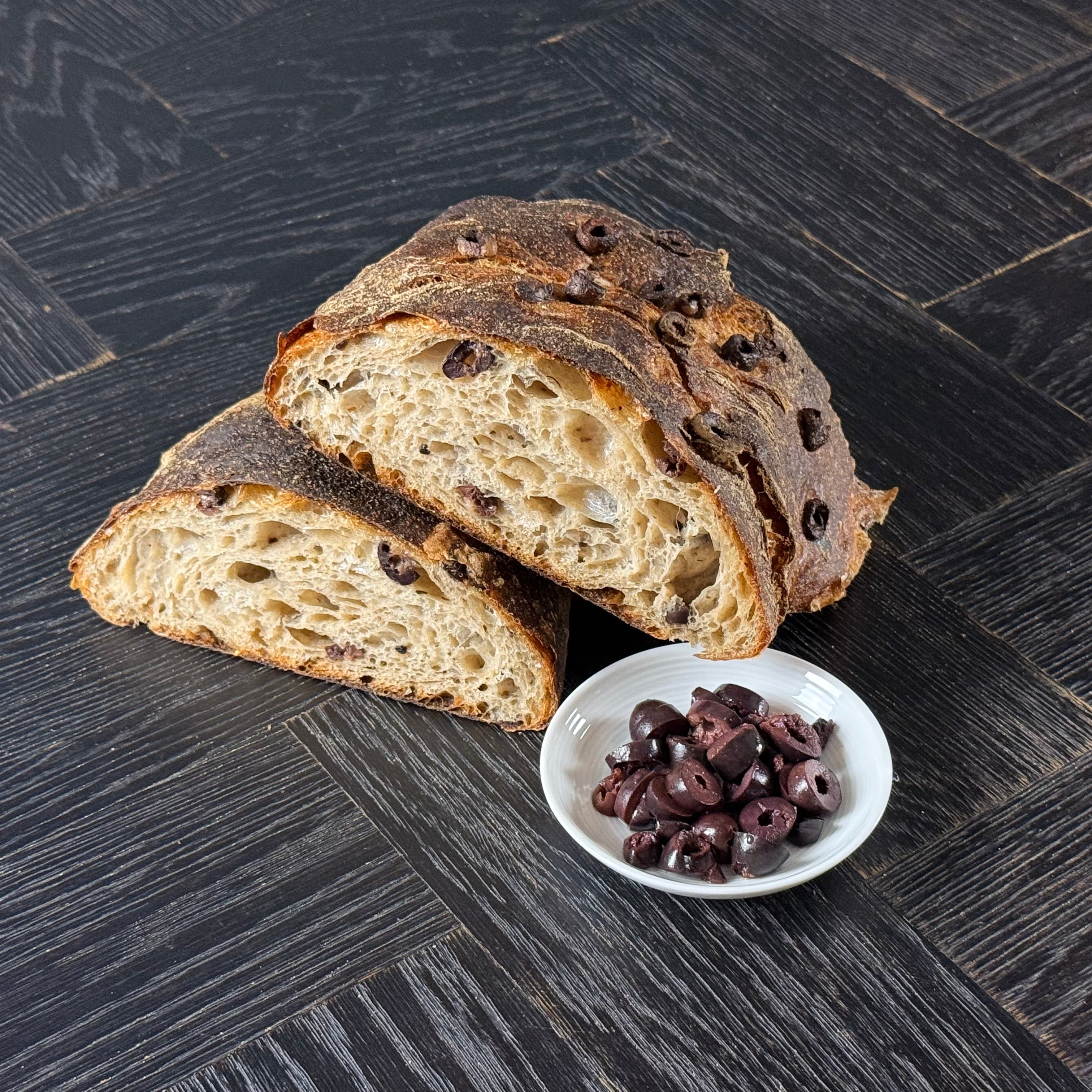 Oliven Ciabatta in Scheiben serviert als Beilage in der Gastronomie