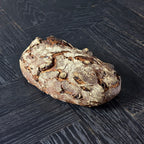 Oxbrot von Jochen Gaues als ganzer Laib mit rustikaler Kruste und Kalamata Oliven