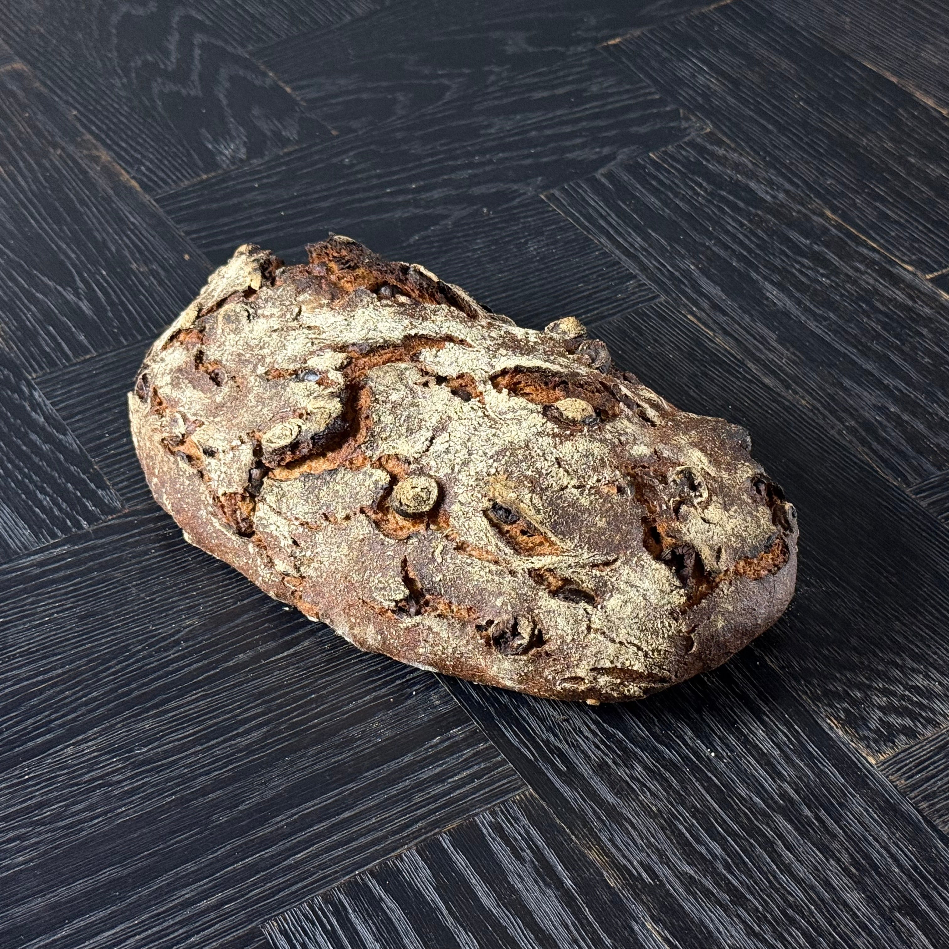 Oxbrot von Jochen Gaues als ganzer Laib mit rustikaler Kruste und Kalamata Oliven