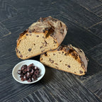 Oxbrot von Jochen Gaues mit sichtbaren Kalamata Oliven im Teig, aromatisch und mediterran gebacken