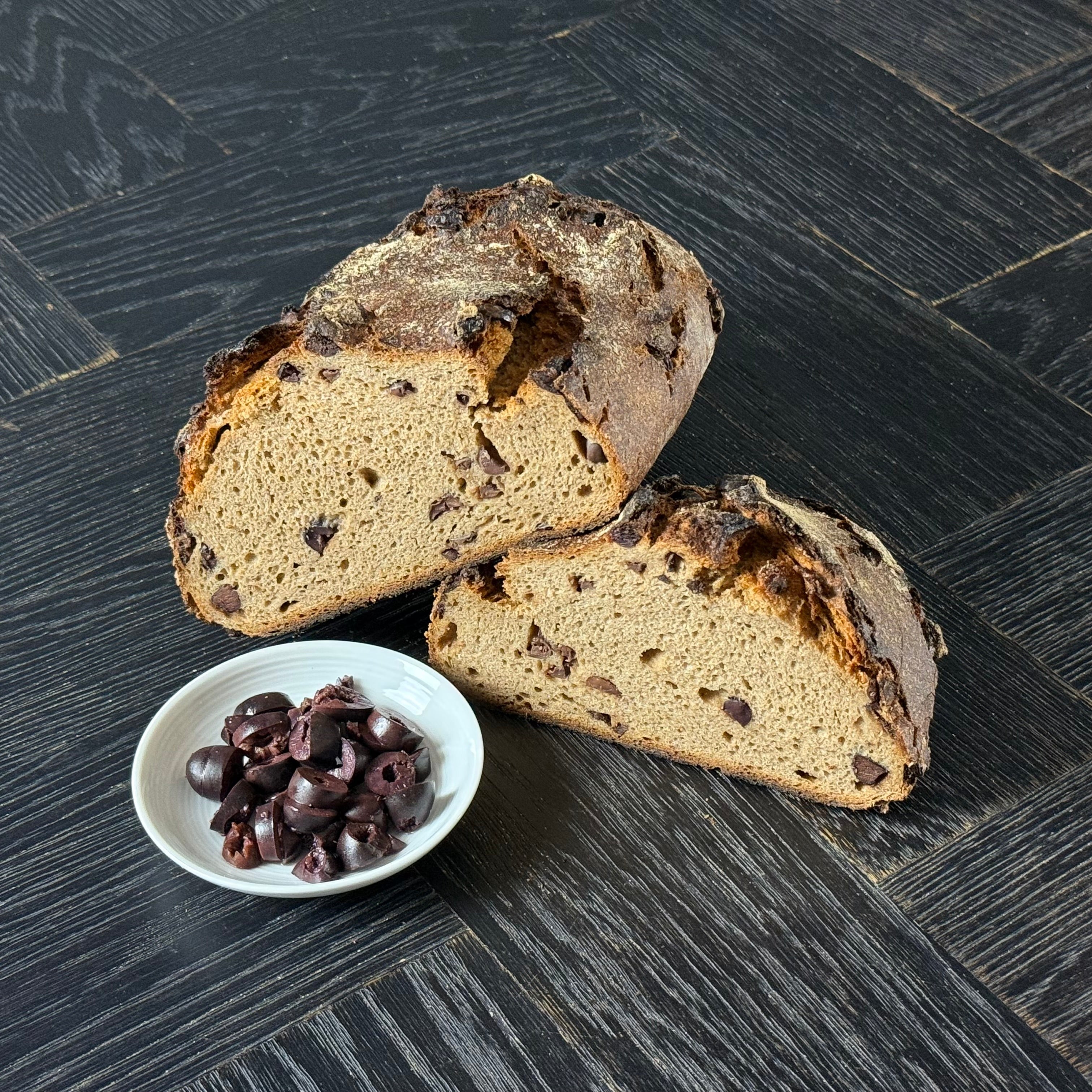 Oxbrot von Jochen Gaues mit sichtbaren Kalamata Oliven im Teig, aromatisch und mediterran gebacken