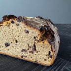 Oxbrot von Gaues mit dunkler knuspriger Kruste und rustikaler Oberfläche