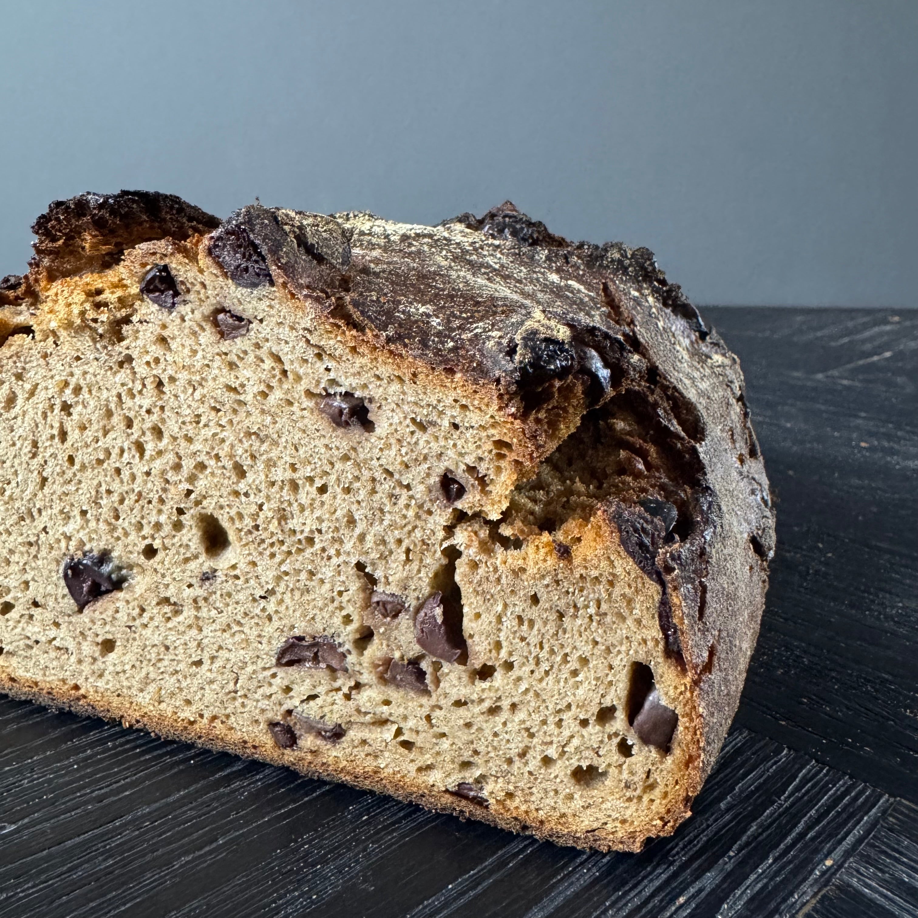 Oxbrot von Gaues mit dunkler knuspriger Kruste und rustikaler Oberfläche
