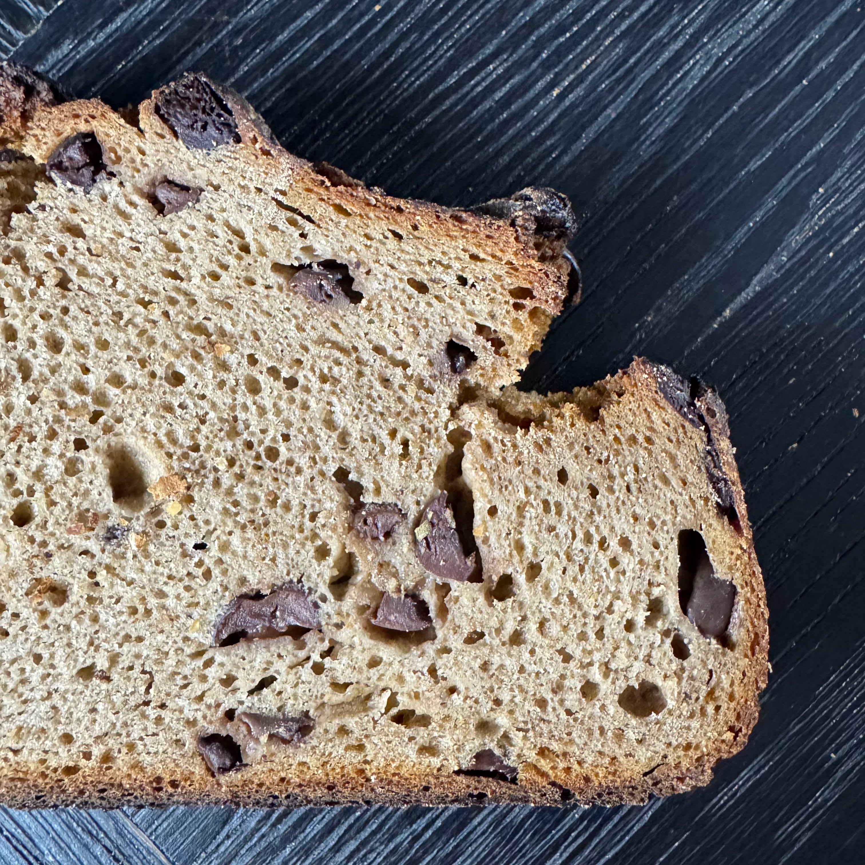 Detailaufnahme Oxbrot mit grober Porung und saftiger Krume, handwerklich gebacken