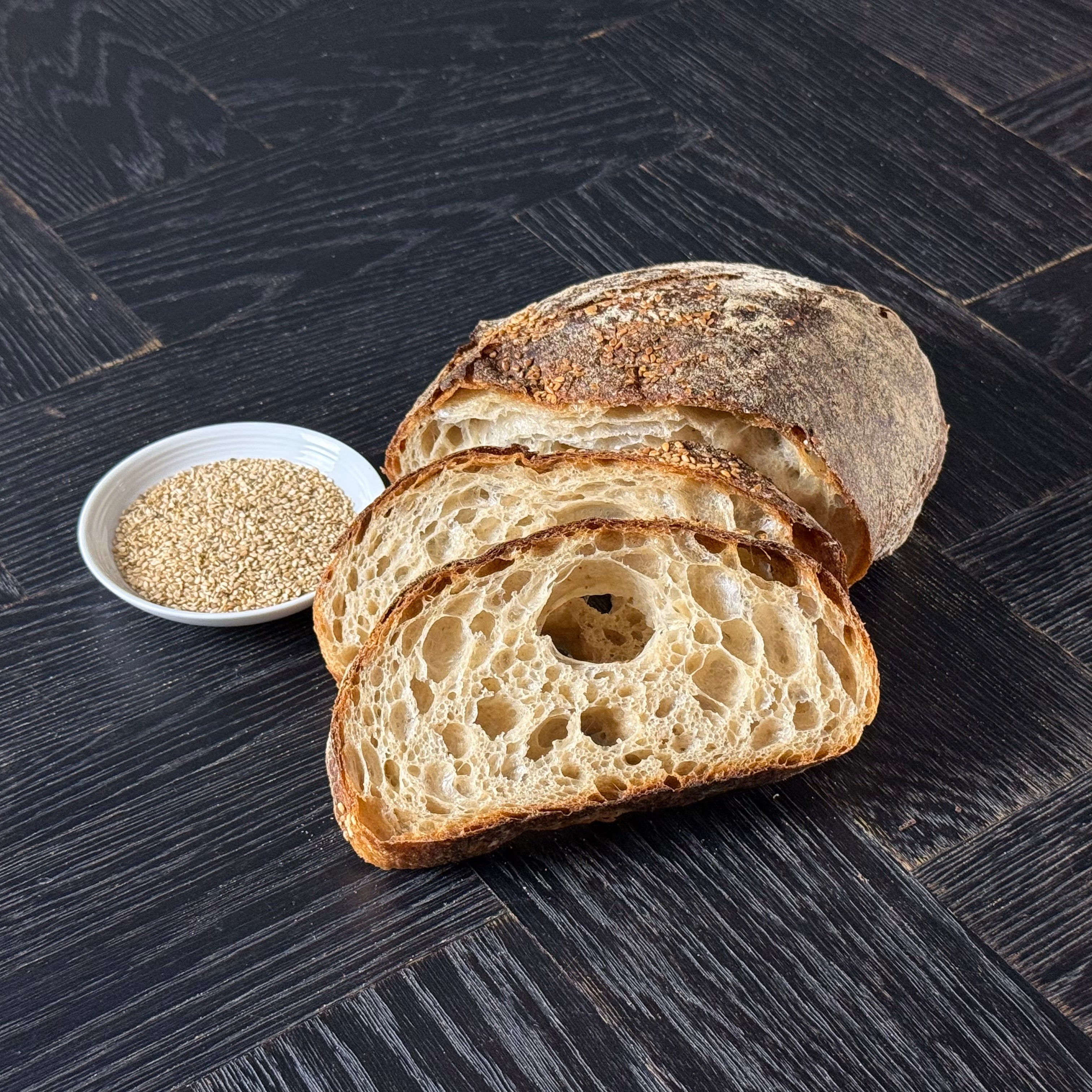 Aufgeschnittenes Sesam Ciabatta mit luftiger Krume und knuspriger Sesamkruste von Jochen Gaues