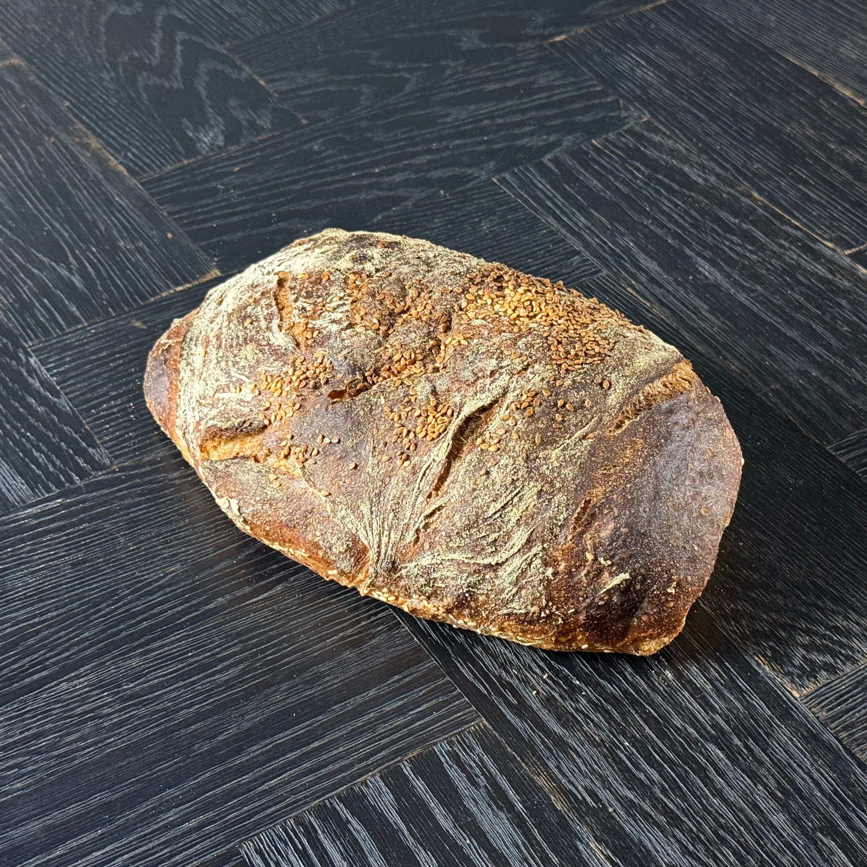 Sesam Ciabatta von Jochen Gaues als ganzer Laib mit goldbrauner Kruste und geröstetem Sesam