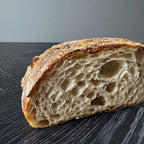 Detailaufnahme vom Jochen Gaues Sesam Ciabatta mit grober Porung und luftiger Krume, handwerklich gebacken