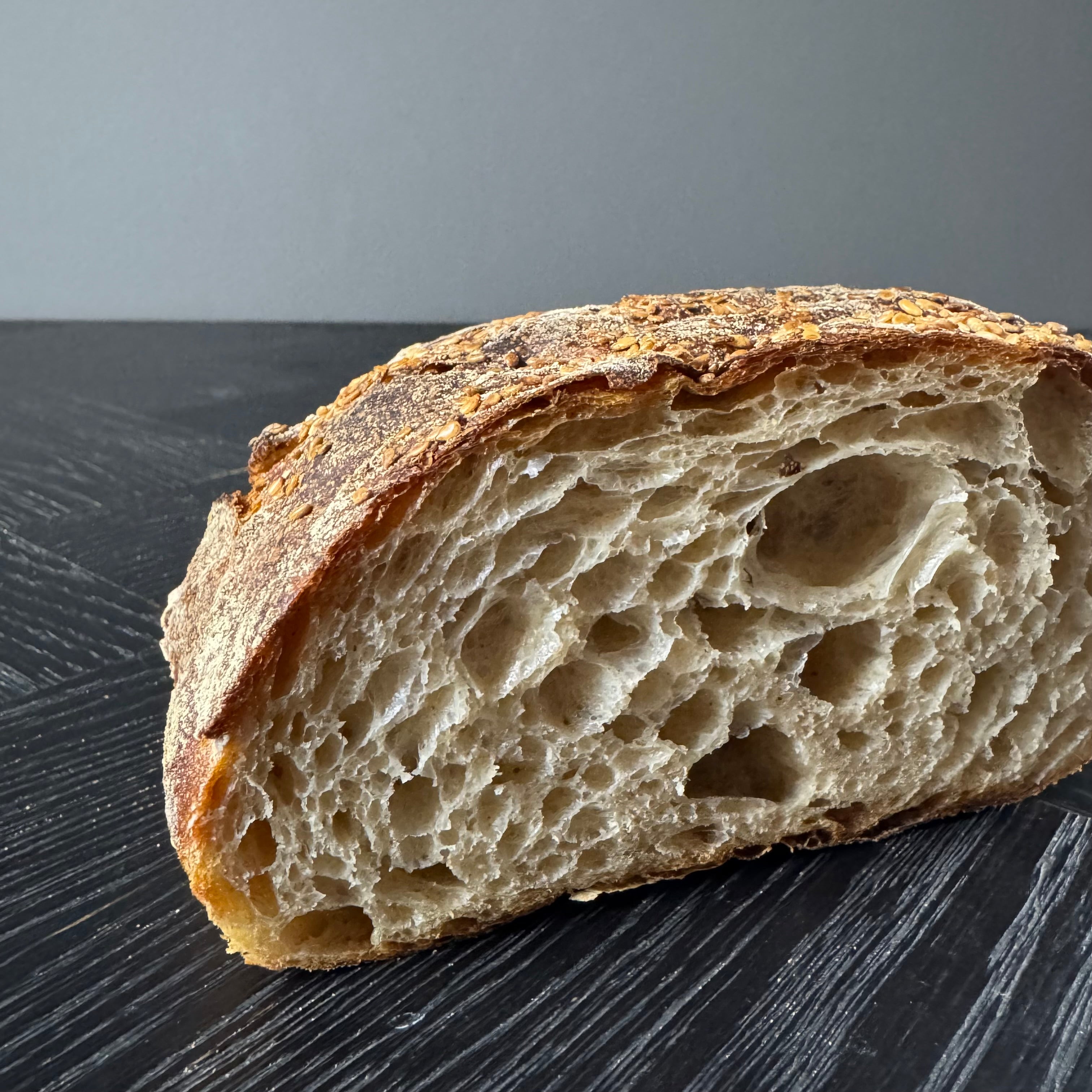 Detailaufnahme vom Jochen Gaues Sesam Ciabatta mit grober Porung und luftiger Krume, handwerklich gebacken