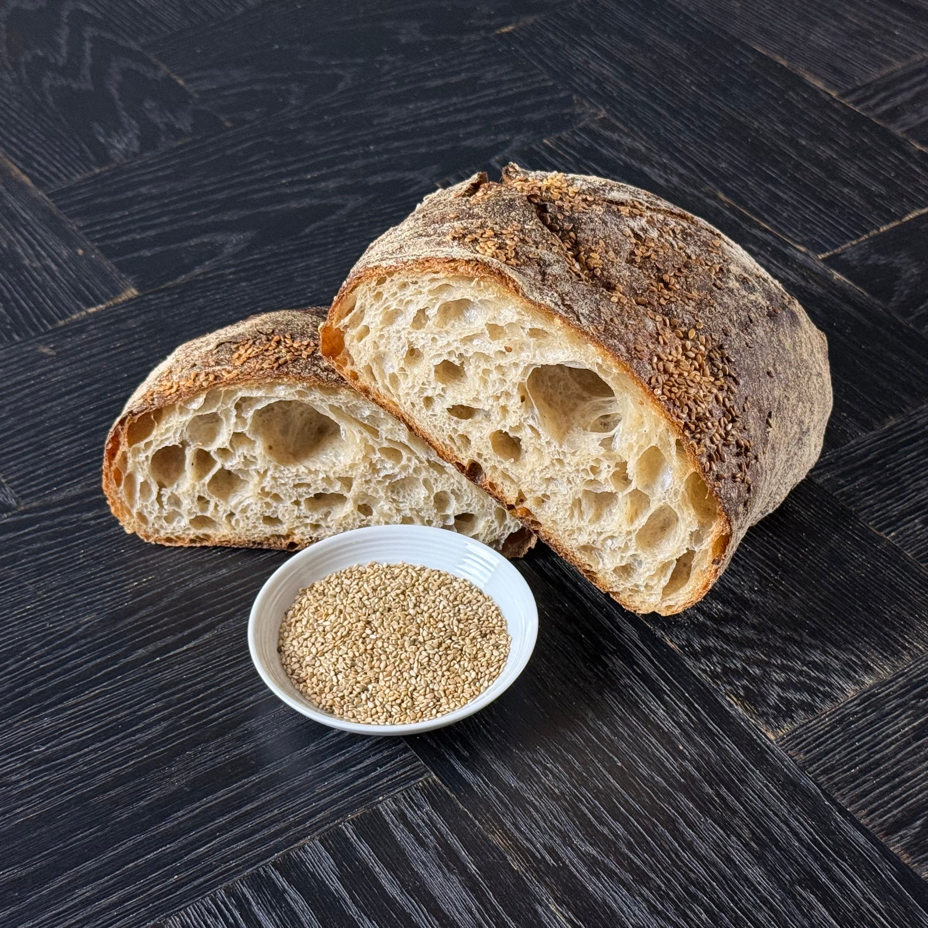 Jochen Gaues Sesam Ciabatta mit geröstetem Sesam auf der Kruste, knusprig gebacken nach Handwerkstradition