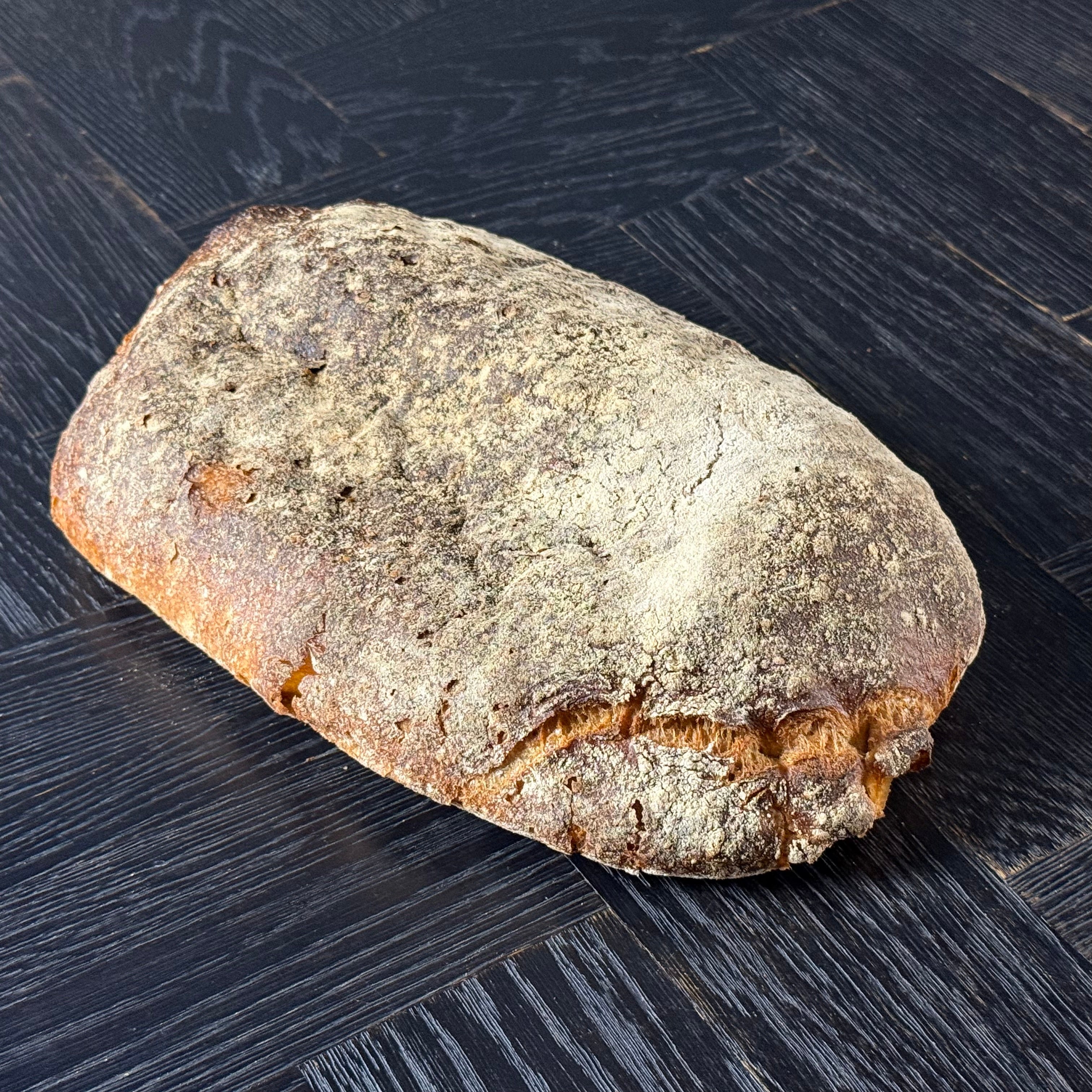 Sylter Brot von Jochen Gaues als ganzer Laib mit rustikaler Kruste, handwerklich gebacken