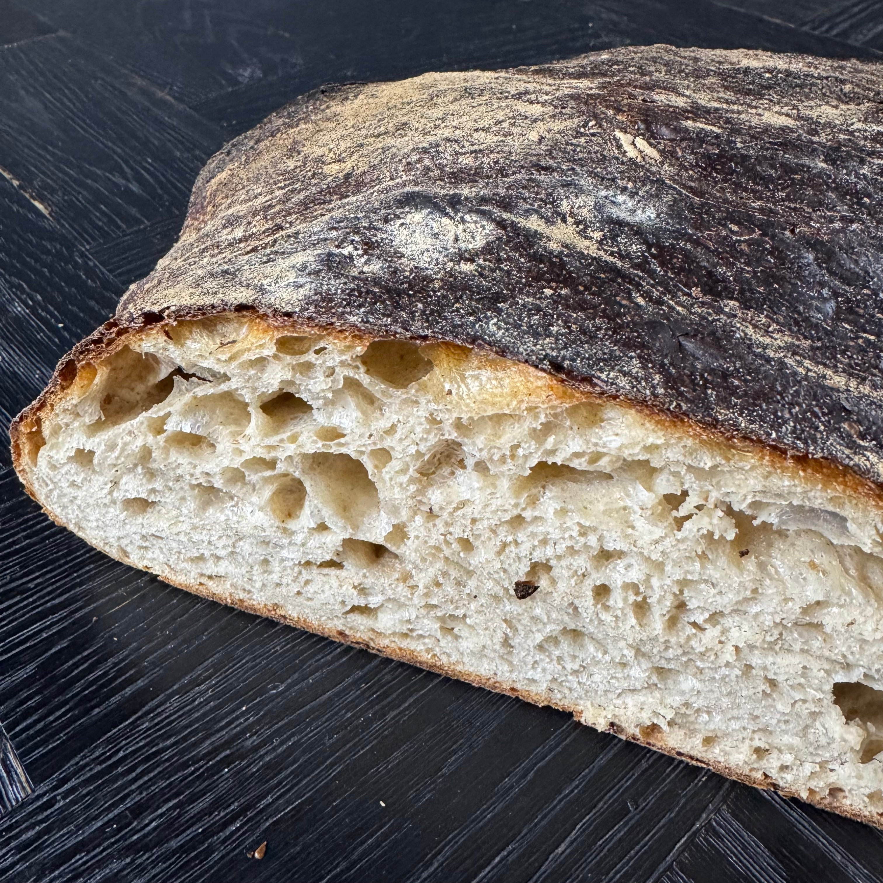 Sylter Brot 2kg mit dunkler knuspriger Kruste und heller luftiger Krume, frisch gebacken von Jochen Gaues