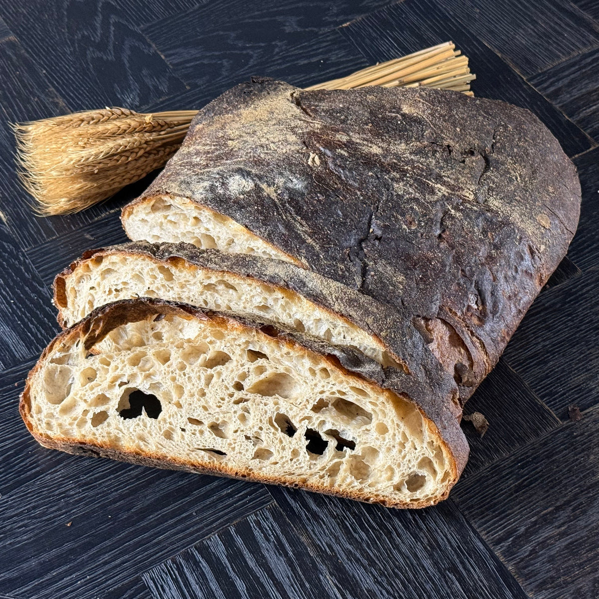 Aufgeschnittenes Sylter Brot mit luftiger Krume und kräftiger Kruste, frisch gebacken nach Handwerkstradition