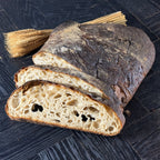 Aufgeschnittenes Sylter Brot mit luftiger Krume und kräftiger Kruste, frisch gebacken nach Handwerkstradition