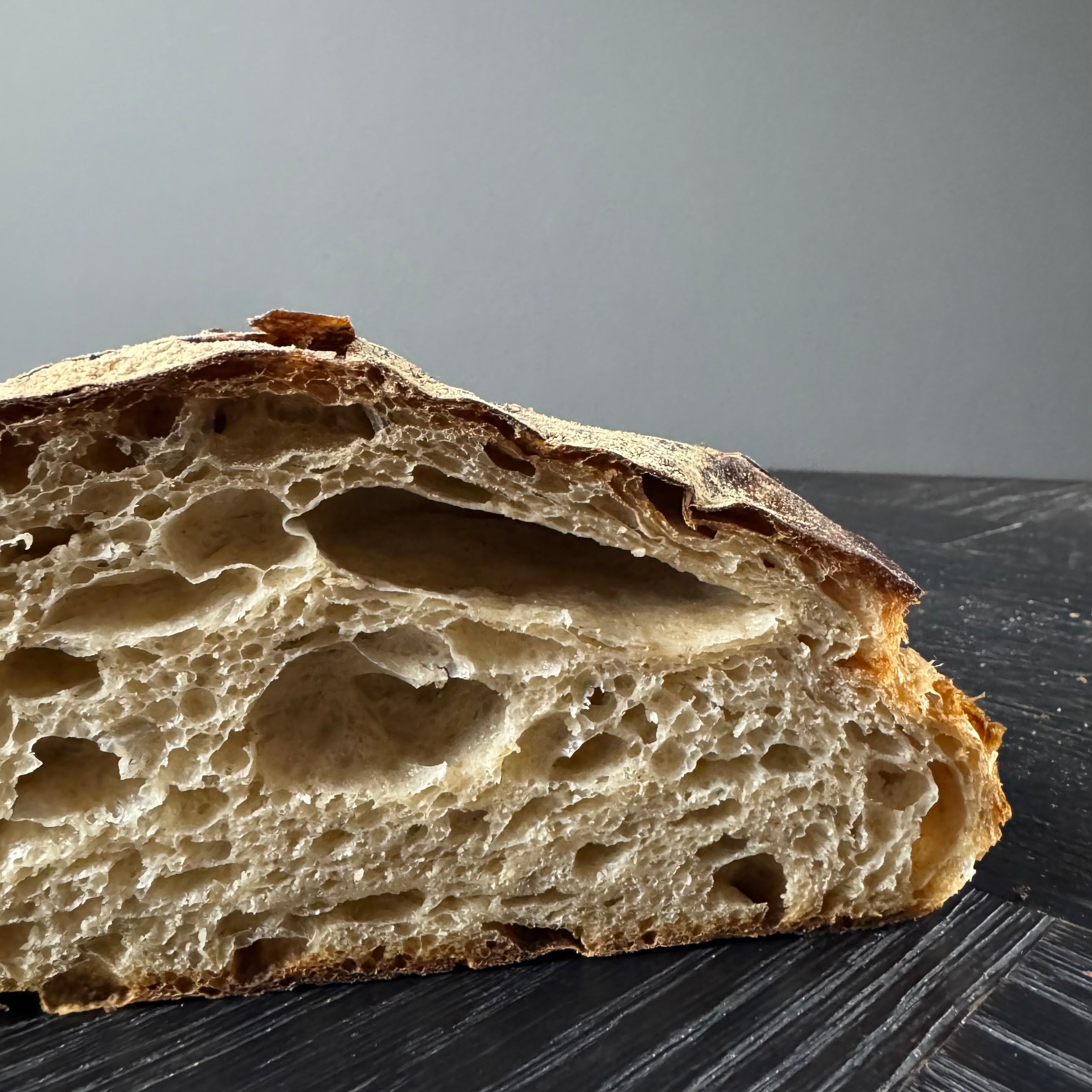 Sylter Brot Detail mit sehr grober Porung und luftiger Krume, handwerklich gebacken von Jochen Gaues