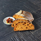 Aufgeschnittenes Tomaten Ciabatta von Gaues mit luftiger Krume und sichtbaren getrockneten Tomaten im Teig