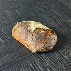 Tomaten Ciabatta von Jochen Gaues als ganzer Laib mit rustikaler Kruste und getrockneten Tomaten