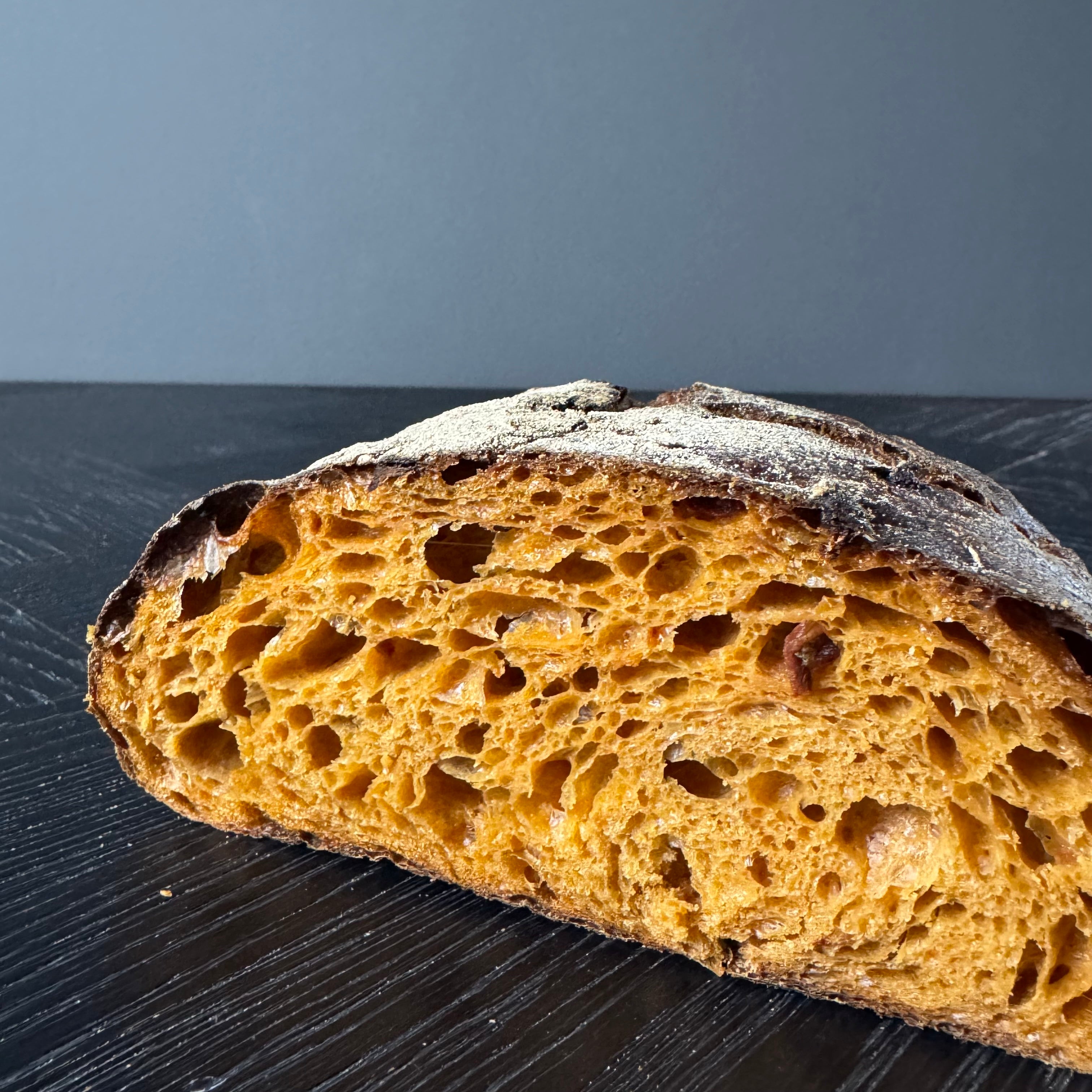 Gaues Tomaten Ciabatta mit knuspriger goldbrauner Kruste und rustikaler Oberfläche