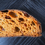 Detailaufnahme Gaues Tomaten Ciabatta mit grober Porung und saftiger Krume, handwerklich gebacken