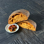 Jochen Gaues Tomaten Ciabatta mit sichtbaren getrockneten Tomaten im Teig, mediterran und aromatisch gebacken